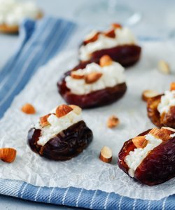Ricetta Datteri Ripieni di Ricotta e Mandorle