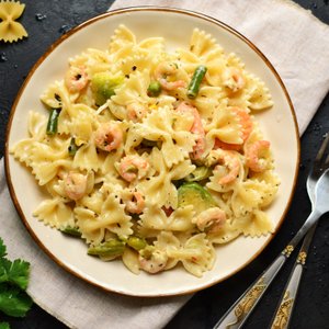 Farfalle con Gamberetti, Fagiolini e Cavoletti