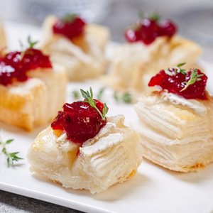 Mini Tartine Veloci di Pasta Sfoglia con Brie e Marmellata di Mirtilli Rossi