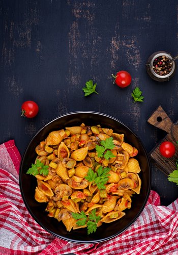 Ricetta Conchiglie con Pomodoro, Funghi e Zucchine