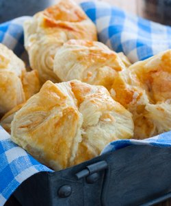 Ricetta Fagottini di Sfoglia al Formaggio e Prosciutto