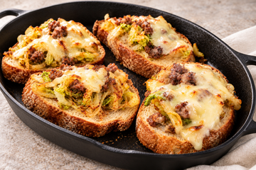 Crostoni con Verza, Fontina e Salsiccia