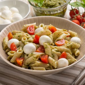 Insalata di Pasta al Pesto con Pomodorini e Mozzarella