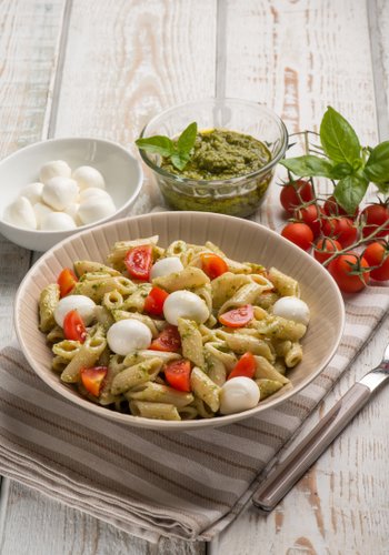 Ricetta Insalata di Pasta al Pesto con Pomodorini e Mozzarella