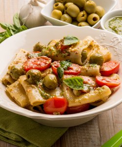 Ricetta Paccheri al Pesto di Olive e Pomodorini