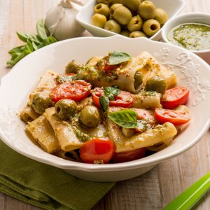 Paccheri al Pesto di Olive e Pomodorini