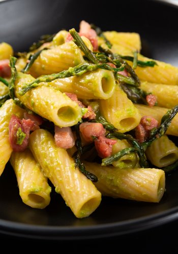 Ricetta Rigatoni Cremosi con Asparagi e Guanciale