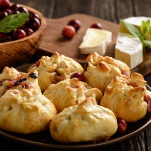 Fagottini di Pasta Sfoglia al Formaggio e Mirtilli