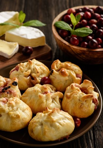 Ricetta Fagottini di Pasta Sfoglia al Formaggio e Mirtilli