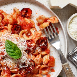 Orecchiette con Pomodoro e Cacioricotta