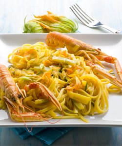 Ricetta Pasta con Scampi, Zucchine e Fiori di Zucca