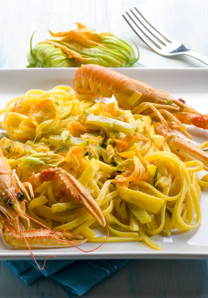 Ricetta Pasta con Scampi, Zucchine e Fiori di Zucca