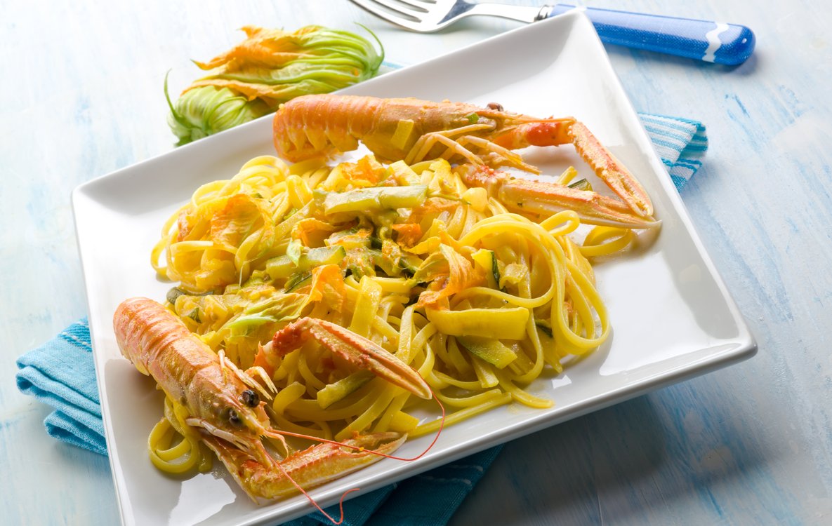 Ricetta Pasta con Scampi, Zucchine e Fiori di Zucca - Il Club delle Ricette