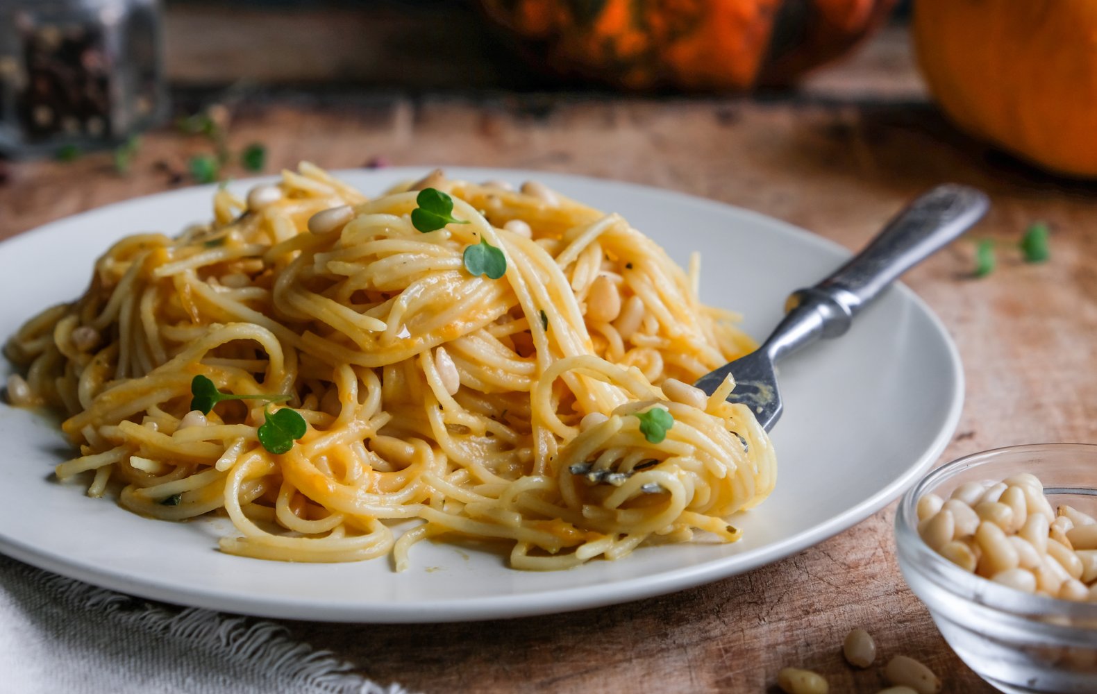 Ricetta Spaghetti con Crema di Zucca, Pancetta e Pinoli - Il Club delle ...