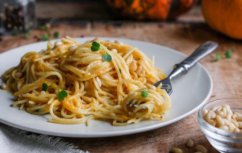 Ricetta Spaghetti con Crema di Zucca, Pancetta e Pinoli