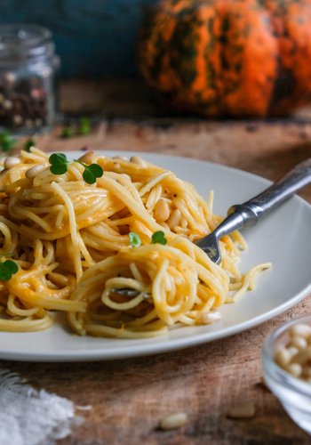 Ricetta Spaghetti con Crema di Zucca, Pancetta e Pinoli