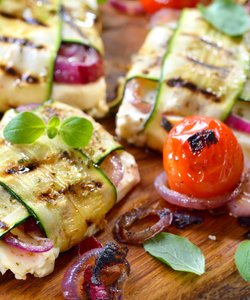 Ricetta Involtini Grigliati di Mozzarella con Zucchine e Cipolle