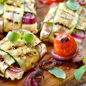 Involtini Grigliati di Mozzarella con Zucchine e Cipolle