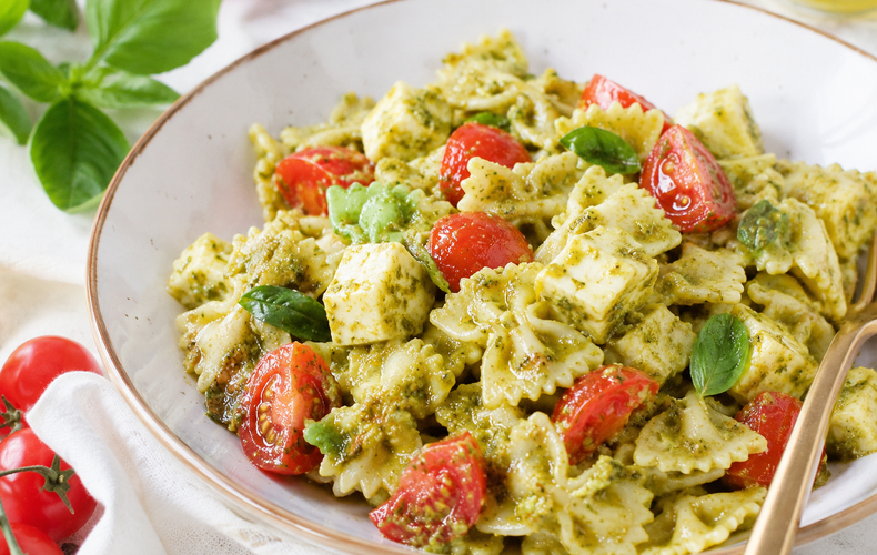 Ricetta Pasta Fredda al Pesto, Pomodori e Mozzarella