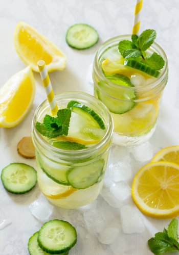 Ricetta Acqua Aromatizzata al Cetriolo, Limone, Zenzero e Menta