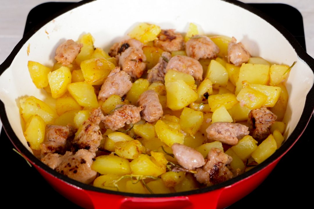 Ricetta Salsiccia e Patate in Padella - Il Club delle Ricette