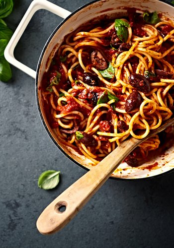 Ricetta Spaghetti al Sugo Piccante Pomodoro e Olive