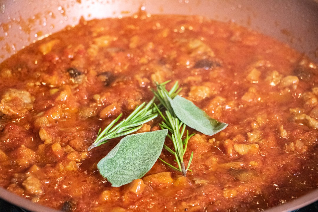 Ricetta Pasta al Sugo di Salsiccia e Funghi - Il Club delle Ricette