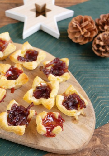Ricetta Cestini di Sfoglia con Brie, Confettura di Mirtilli e Cipolle Rosse Caramellate