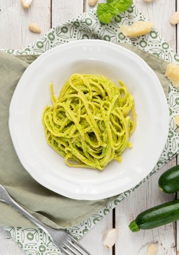 Ricetta Pasta al Pesto di Zucchine e Mandorle