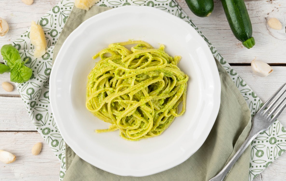 Ricetta Pasta al Pesto di Zucchine e Mandorle - Il Club delle Ricette