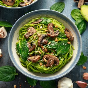 Spaghetti con Funghi, Pesto di Avocado e Spinaci