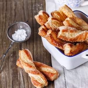 Treccine Dolci di Pasta Sfoglia