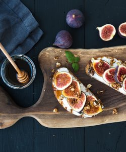 Ricetta Toast con Ricotta Fresca e Fichi