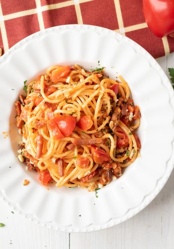 Ricetta Spaghetti Ammollicati con Crema di Peperoni e Speck