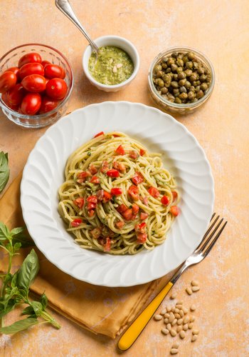 Ricetta Spaghetti al Pesto, Pomodorini e Capperi