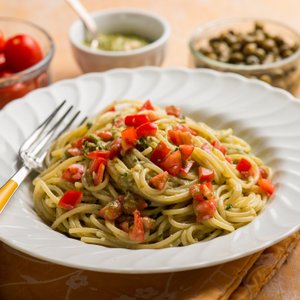 Spaghetti al Pesto, Pomodorini e Capperi