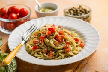 Ricetta Spaghetti Al Pesto Pomodorini E Capperi