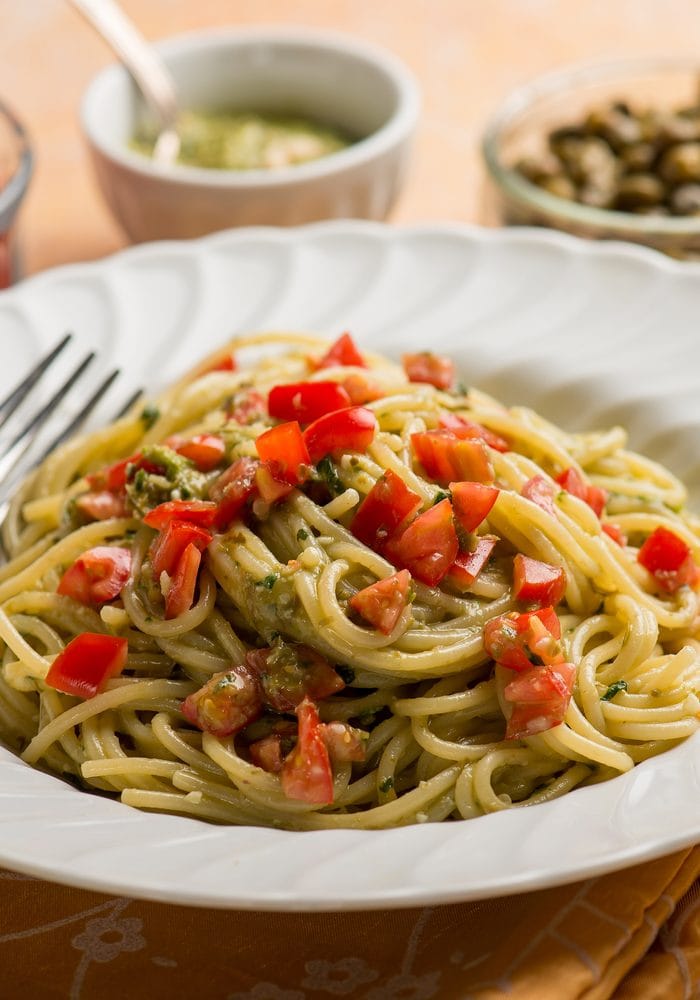 Ricetta Spaghetti al Pesto, Pomodorini e Capperi