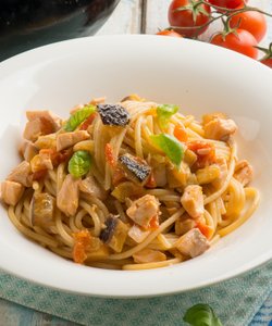 Ricetta Spaghetti Salmone, Melanzane e Pomodorini