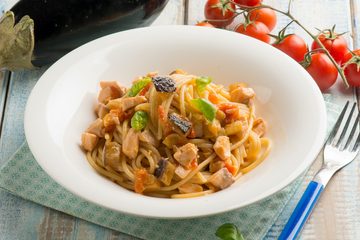 Ricetta Spaghetti Salmone, Melanzane e Pomodorini