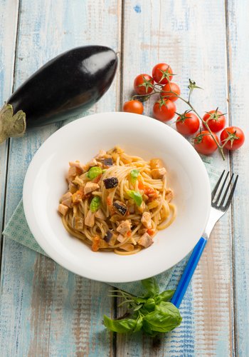 Ricetta Spaghetti Salmone, Melanzane e Pomodorini