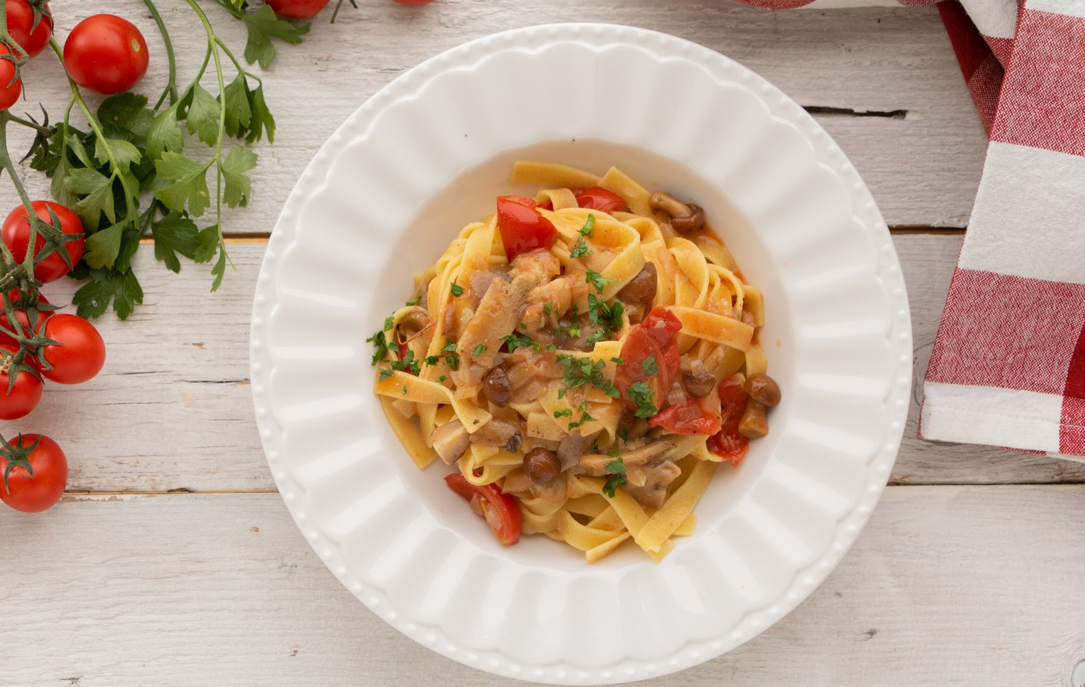 Ricetta Tagliatelle con Funghi e Pomodorini - Il Club delle Ricette