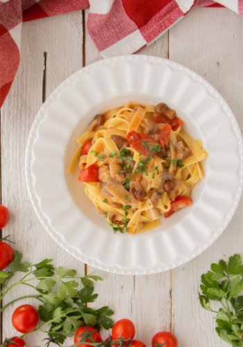Ricetta Tagliatelle con Funghi e Pomodorini