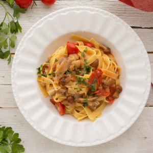 Tagliatelle con Funghi e Pomodorini