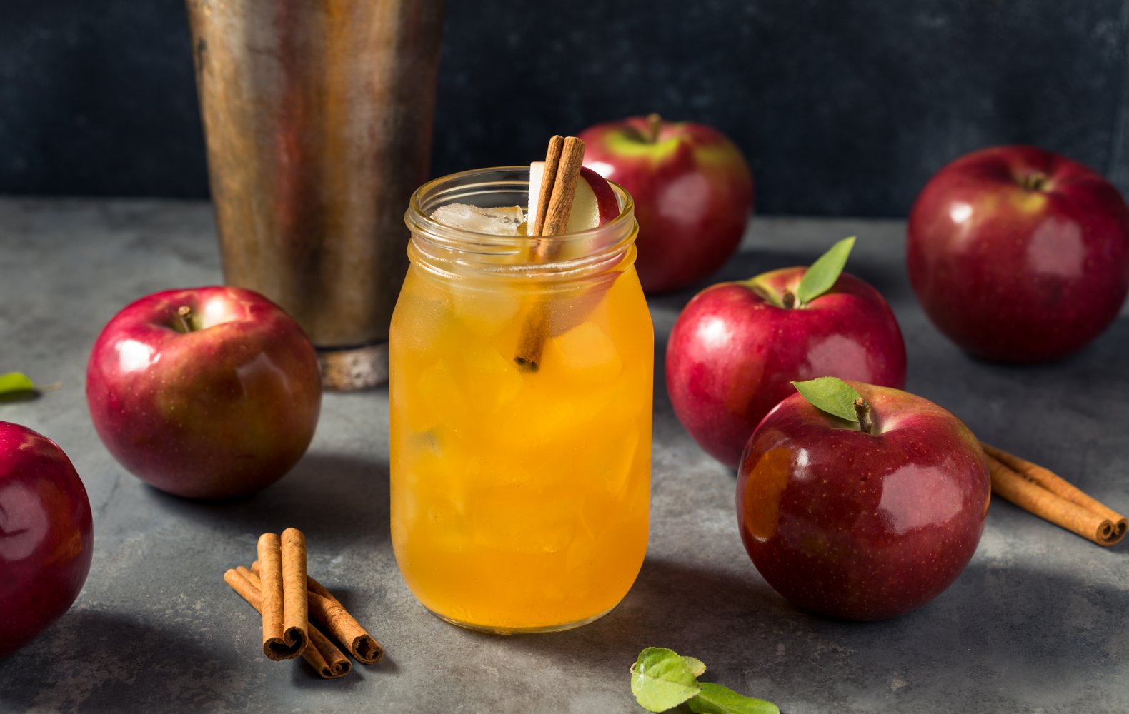 Cocktail Natalizio con Sidro di Mele e Rum