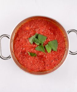 Il Basilico nel Sugo di Pomodoro: va Messo Prima o Dopo la Cottura?