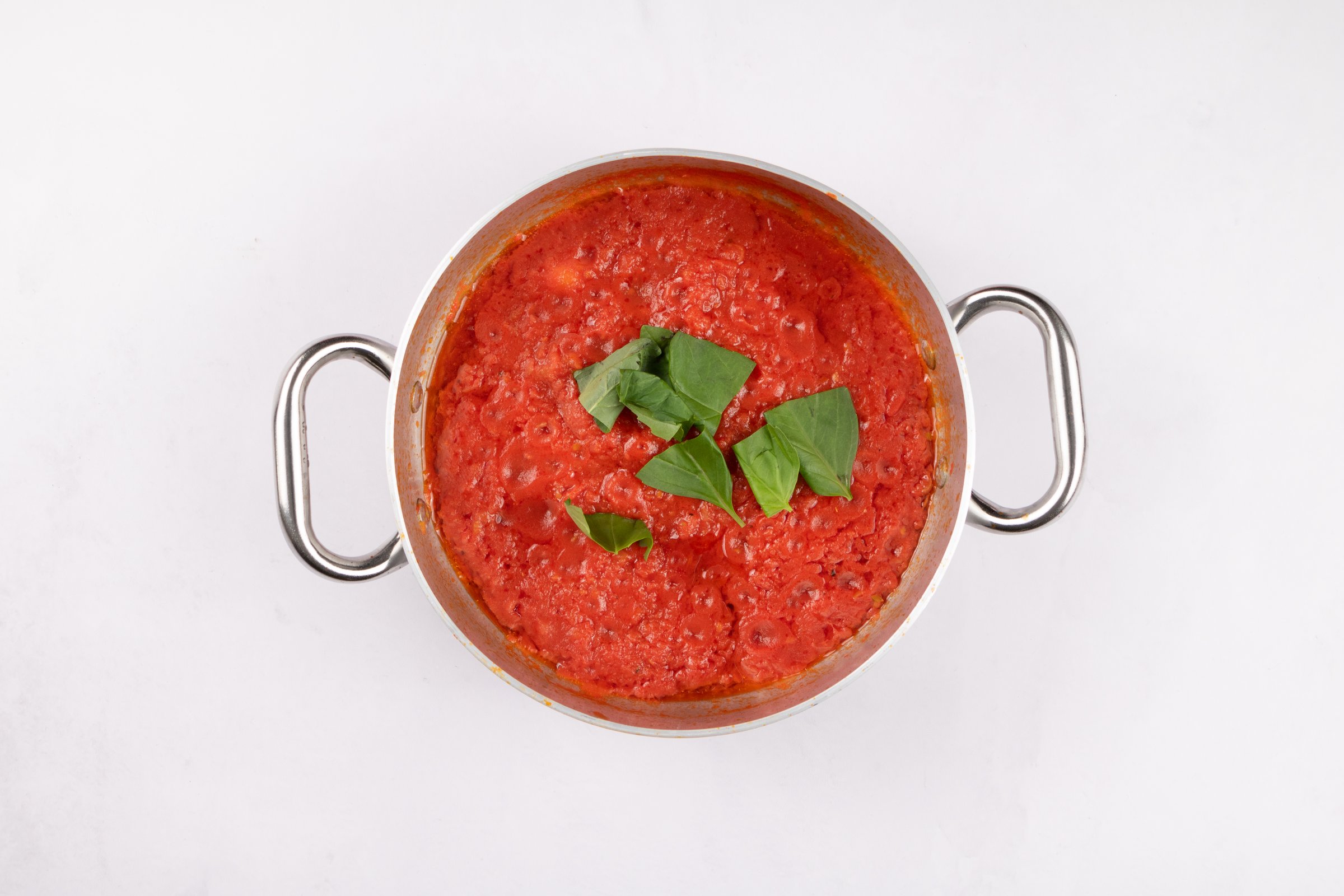 Il Basilico nel Sugo di Pomodoro: va Messo Prima o Dopo la Cottura?