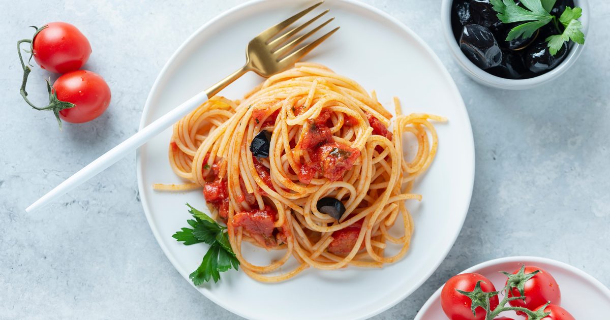 Ricetta Spaghetti con Acciughe, Olive e Pomodorini - Il Club delle Ricette