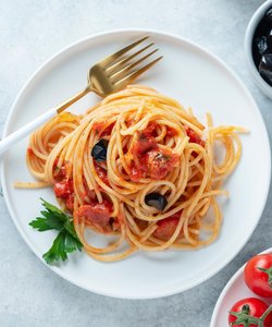 Ricetta Spaghetti con Acciughe, Olive e Pomodorini