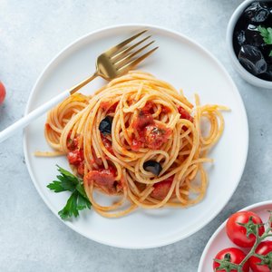 Spaghetti con Acciughe, Olive e Pomodorini